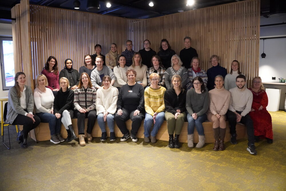 Et gruppebilde som viser 29 personer fordelt på tre rader. Alle sitter.