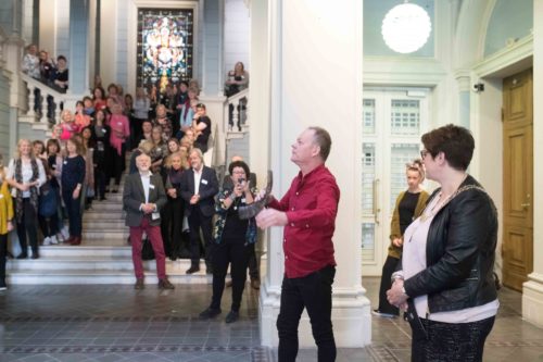 Karl Seglem åpnet konferansen kunst, mestring og omsorg med bukkehorn. Foto: Thor Brødreskift