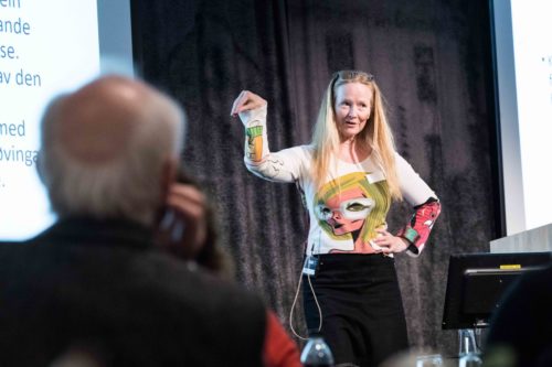 Postdoktor Hilde Rustad ved Norges idrettshøskole under konferansen kunst, mestring og omsorg i Bergen. Foto: Thor Brødreskift