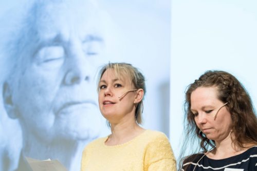Skuespillerne Beate Bednar og Kristine Nordby Simonsen fra Kompani Krapp under konferansen kunst, mestring og omsorg i Bergen. Foto: Thor Brødreskift