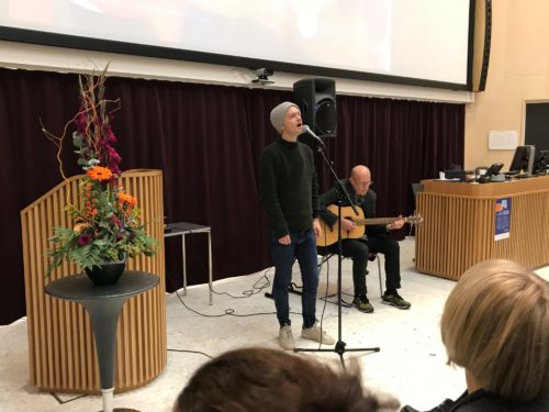 Konferansen ble åpnet med sang og musikk fremført av Petter Andreas Jørgensen og Ole Tolstad