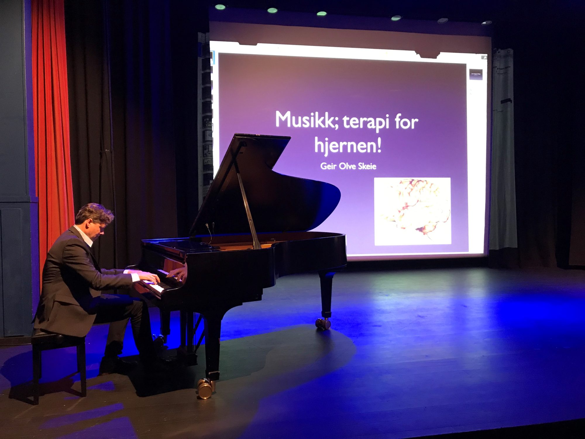 Nevrolog og pianist Geir Olve Skeie holdt foredrag om "Musikk og hjernen". Foto: Marthe Haugdal