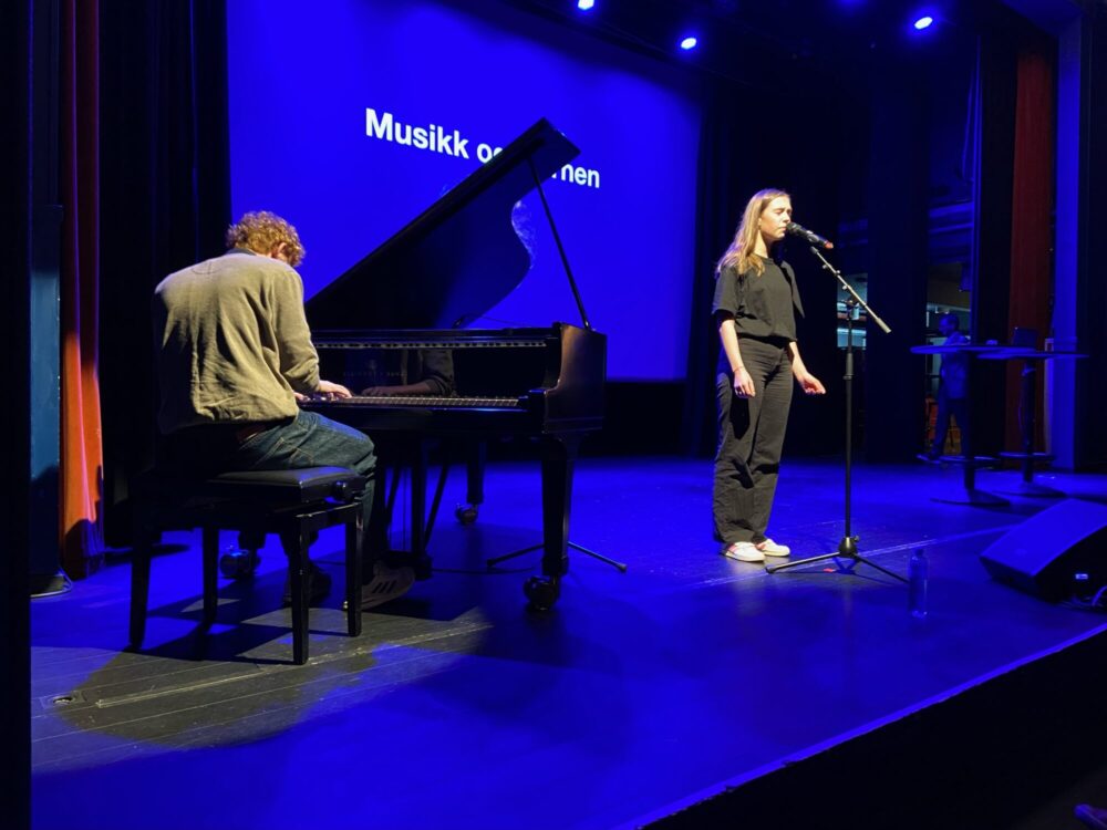 Det var sang av Emma Wik. Foto: Benedicte Kjølsvik