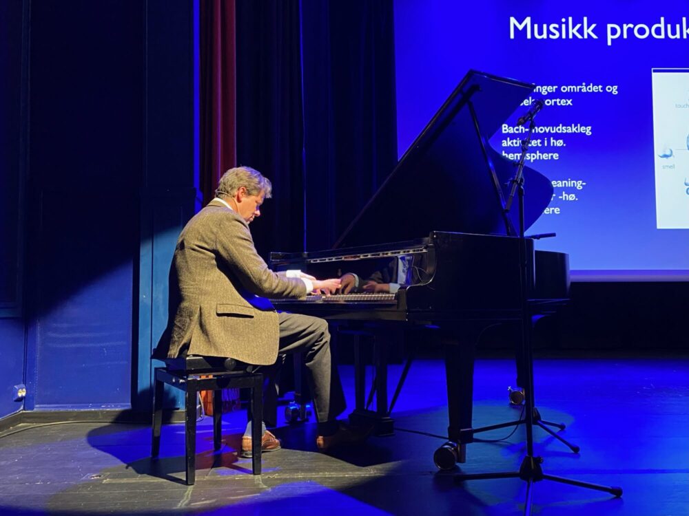 Nevrolog, forfatter og pianist Geir Olve Skeie kom til Levanger for å snakke om musikkens betydning for helsa. Foto: Benedicte Kjølsvik