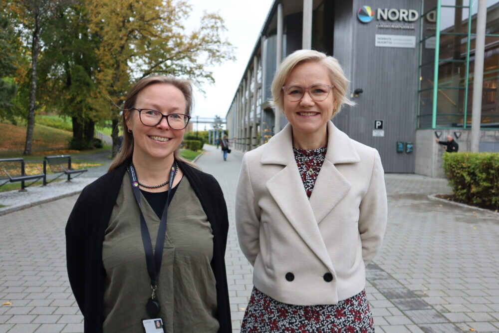 Marit Stranden, daglig leder Nasjonalt kompetansesenter for kultur, helse og omsorg (t.v.) og Ingvild Kjerkol, helse- og omsorgsminister. Foto: Marthe Haugdal