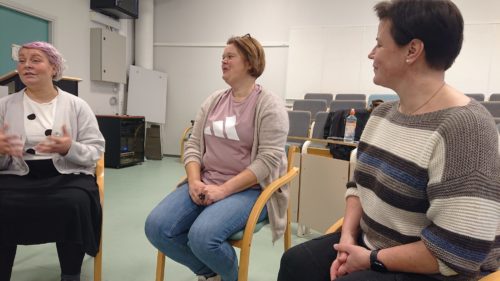 Grethe Korssletten (t.h) bruker bevegelse sammen med musikk i jobben som sykepleier. Her sitter hun sammen med medstudentene Tanja Elina Lund-Lyngmo (f.v) og Magnhild Hustad.