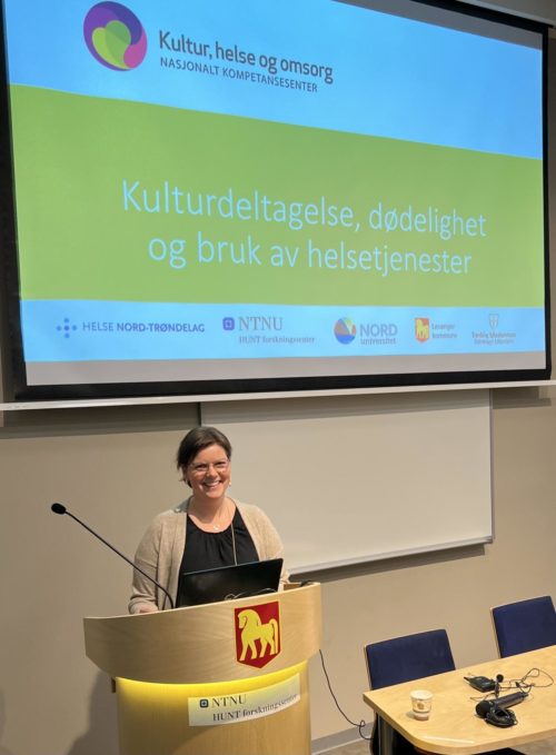 Bente Irene Løkken snakket om sammenhengen mellom kulturdeltakelse og dødelighet/helsetjenestebruk på HUNTs Forskningsbonanza! i Levanger, 4. november 2022.