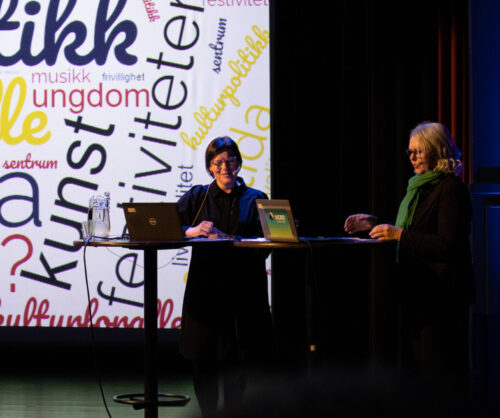 Ph.d. Bente Irene Løkken og debattleder Nina Kjeøy.