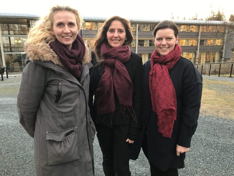 Else Marie Lysfjord Juul, Kristin Berre Ørjasæter og Bente Irene Løkken smiler til kamera. Foto.