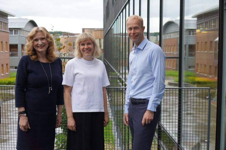 Anita Salamonsen, Wenche Torrissen og Per Håkan Brøndbo står ved siden av hverandre og smiler til kamera.