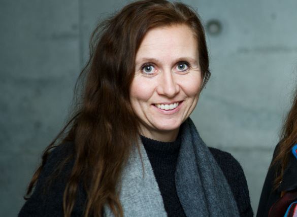 Kristin Ørjasæter smiler til kamera. Foto.