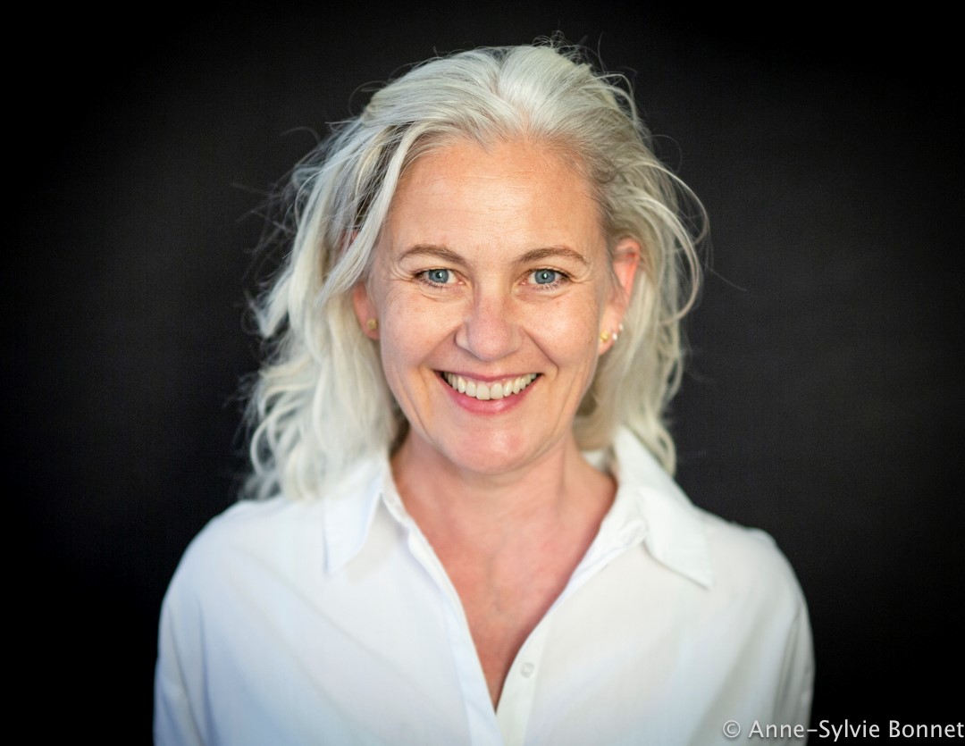 KariAnneBjerkestrand_Foto_Anne-SylvieBonnet Portrettbilde av Kari Anne Vadstensvik Bjerkestrand. Foto.