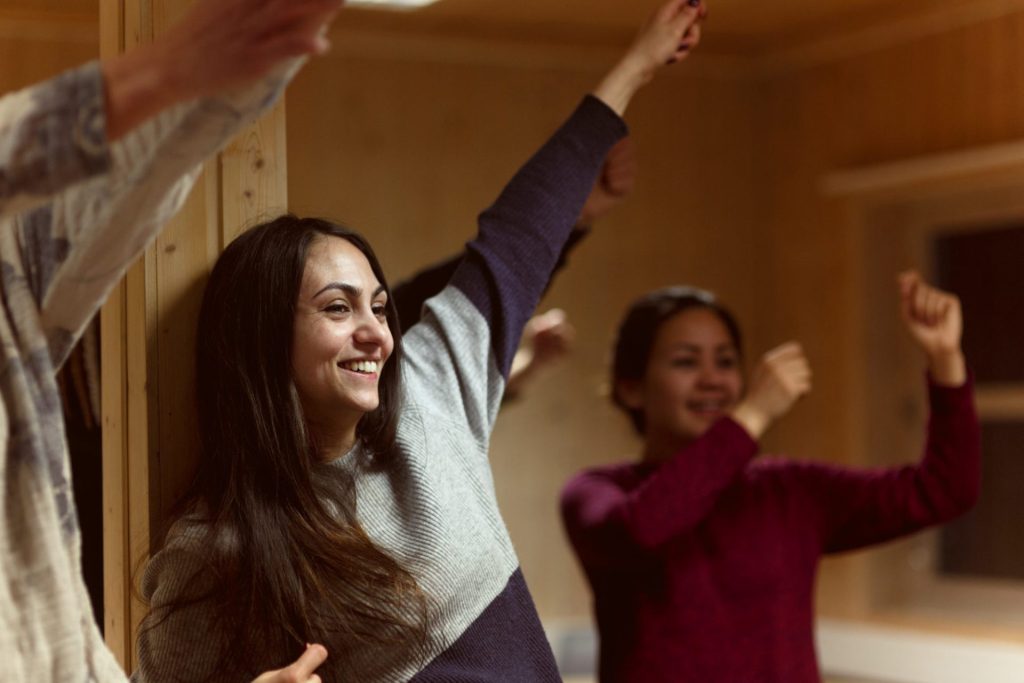 Jente med svart, langt hår danser. Foto: Thomas Jergel.