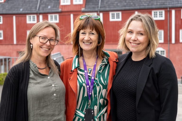 Marit Stranden, Anne-Lise Heide og Elin Angelo står ved siden av hverandre og smiler. Foto.