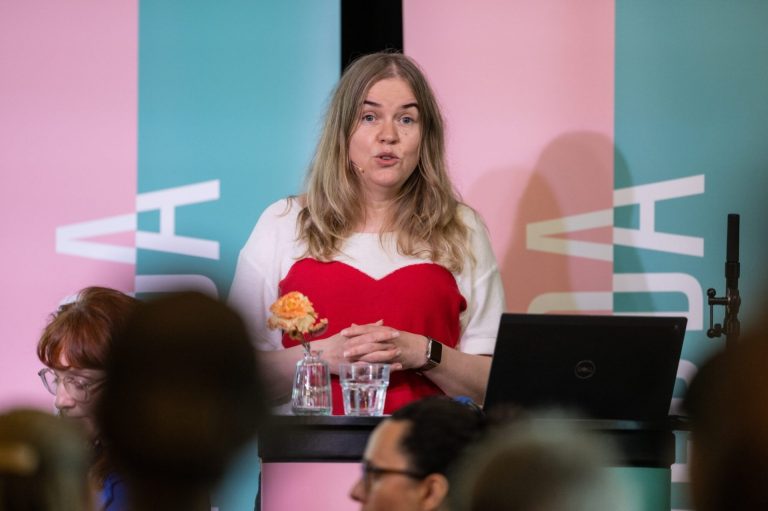 Kvinne står foran en folkemengde og snakker. Foto: Lars Opstad/Heddadagene