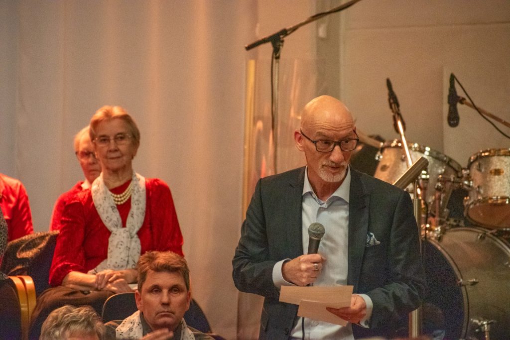 Kommunalsjef Albert Verhagen åpnet julekonserten til Buen helsekor. Foto: Gonzalo Sentana.