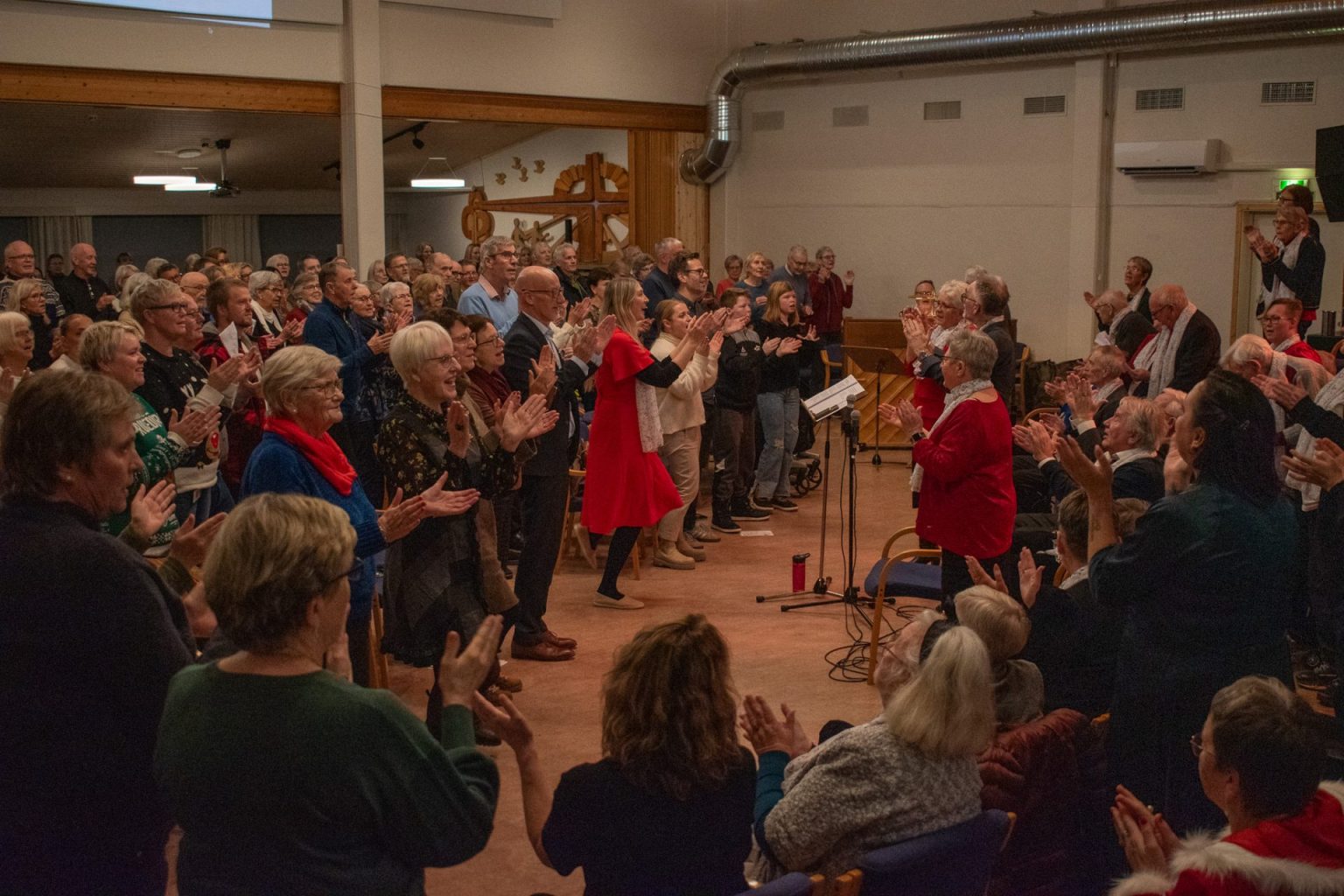 Buen helsekor og publikum står og klapper under julekonserten 2024. Foto: Gonzalo Sentana.