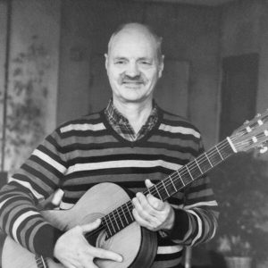 Stefan Ingerslev holder en gitar. Foto.