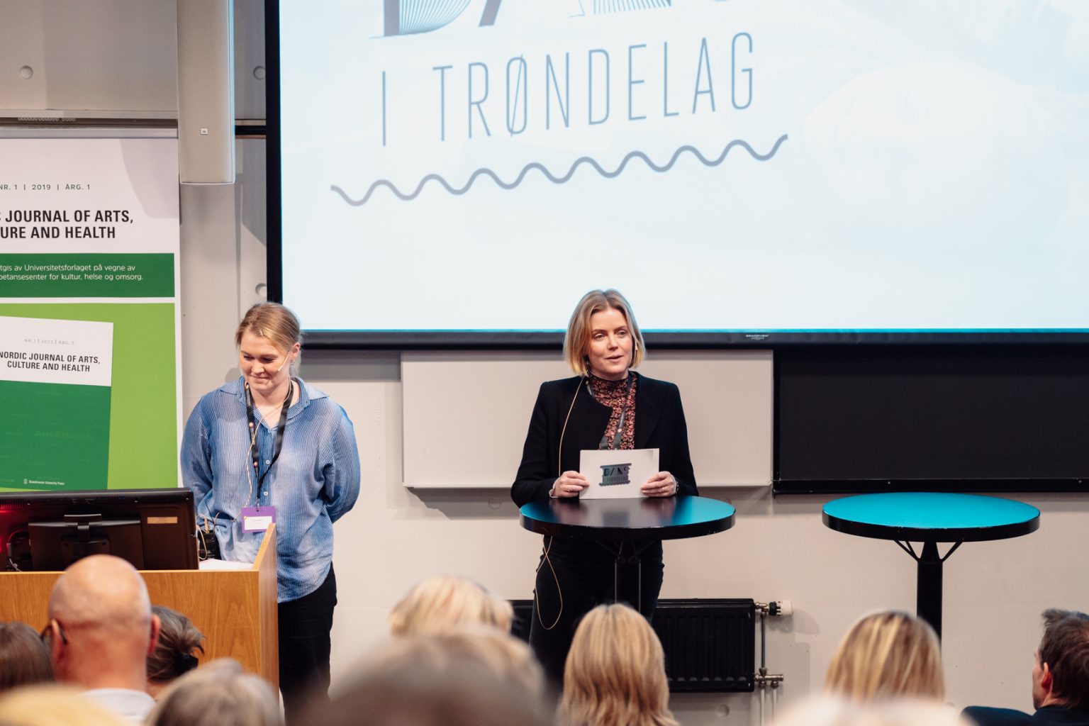 Line Kanaris og Guro Gulstad holder presentasjon under Nasjonalt kompetansesenter for kultur, helse og omsorg sitt 10-års jubileum. Foto: Christian Trustrup, TA-Kreativ.