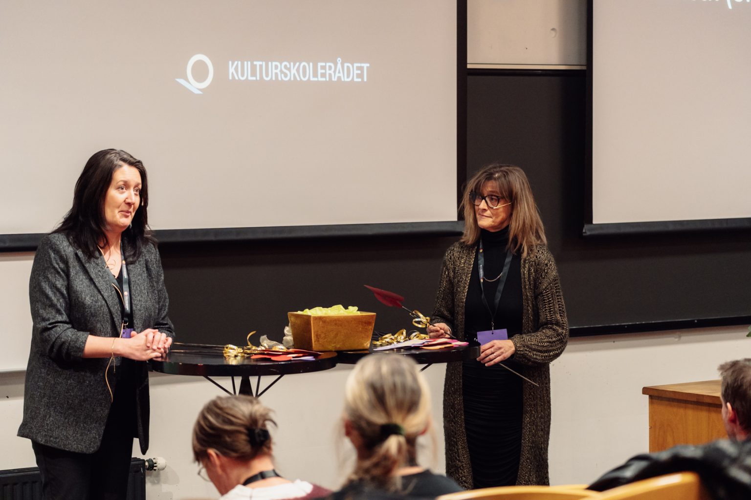 Anna Rennemo og Ragnhild Skille står sammen foran i en forelesningssal. Foto: Christian Trustrup, TA-Kreativ.