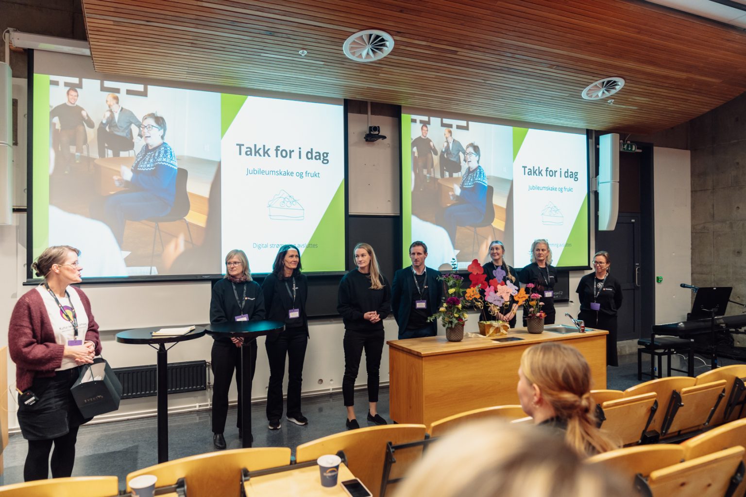 Helene Waage, Katrine Homdrum, Alexandra Dahlen, Vegar Rangul, Kari Anne Vadstensvik Bjerkestrand og Marit Stranden står ved siden av hverandre foran i en forelesningssal. Foto: Christian Trustrup, TA-Kreativ.