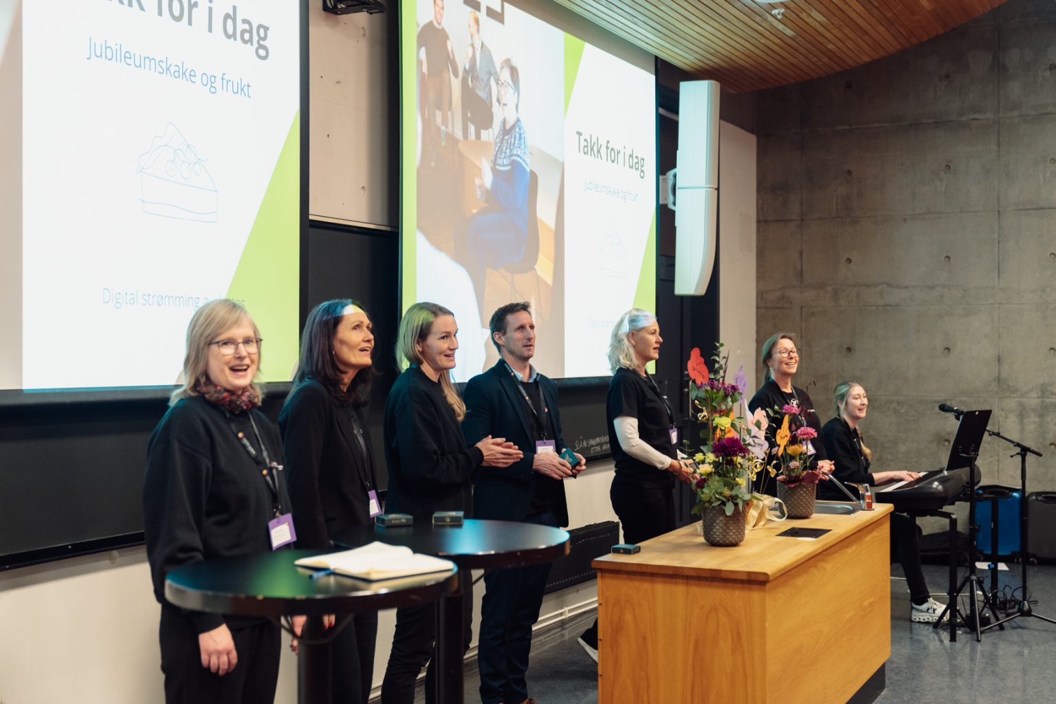 Helene Waage, Katrine Homdrum, Alexandra Dahlen, Vegar Rangul, Kari Anne Vadstensvik Bjerkestrand og Marit Stranden står ved siden av hverandre og synger. Charlotte Stav spiller piano. Foto: Christian Trustrup, TA-Kreativ.