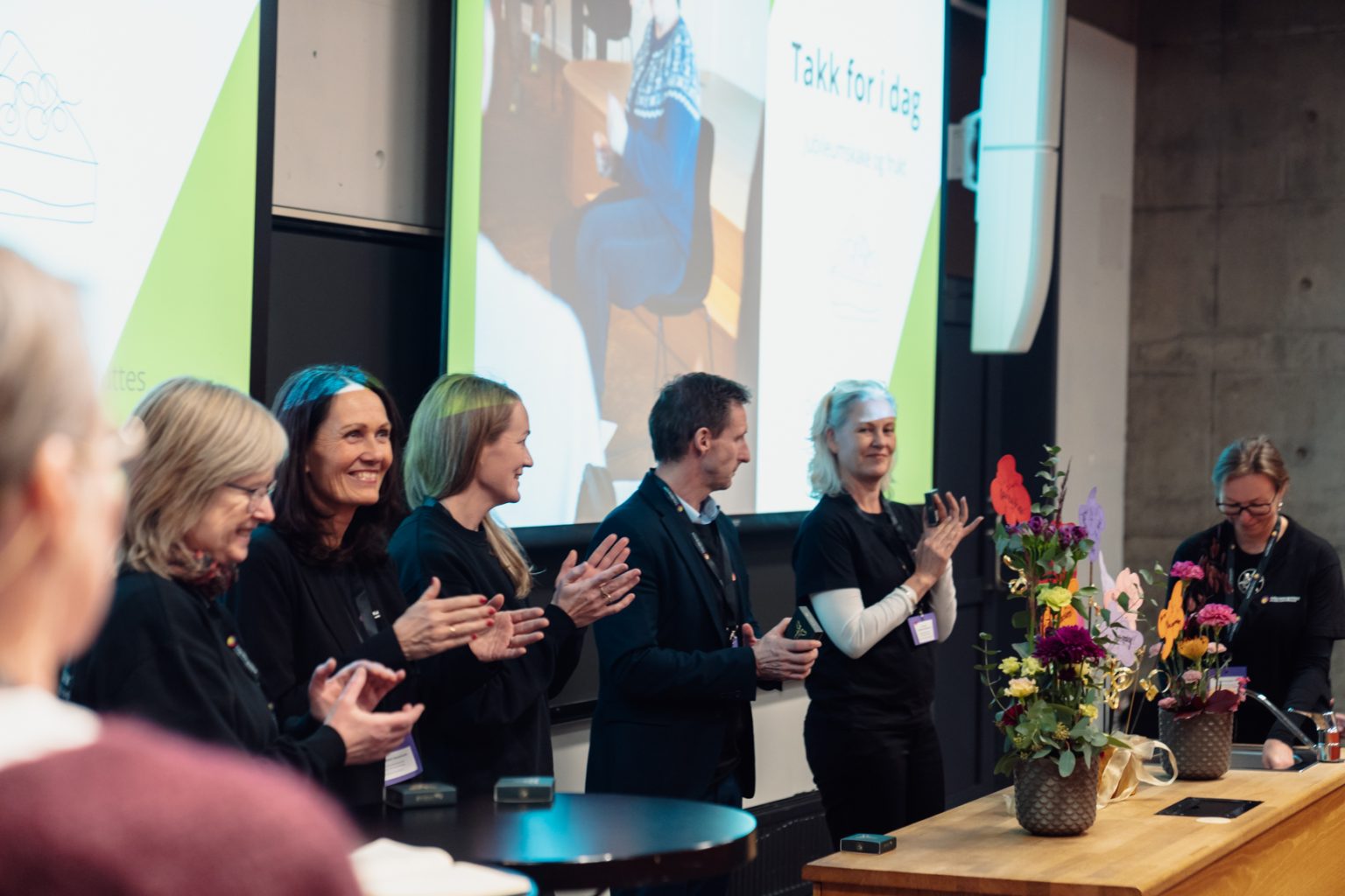 Helene Waage, Katrine Homdrum, Alexandra Dahlen, Vegar Rangul, Kari Anne Vadstensvik Bjerkestrand og Marit Stranden står ved siden av hverandre og klapper. Foto: Christian Trustrup, TA-Kreativ.