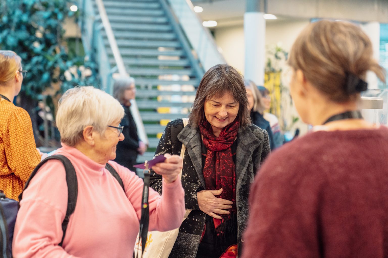 Hilde Munkeby ønsker deltakerne velkommen til Nasjonalt kompetansesenter for kultur, helse og omsorg sitt 10- års jubileum. Foto: Christian Trustrup, TA-Kreativ.