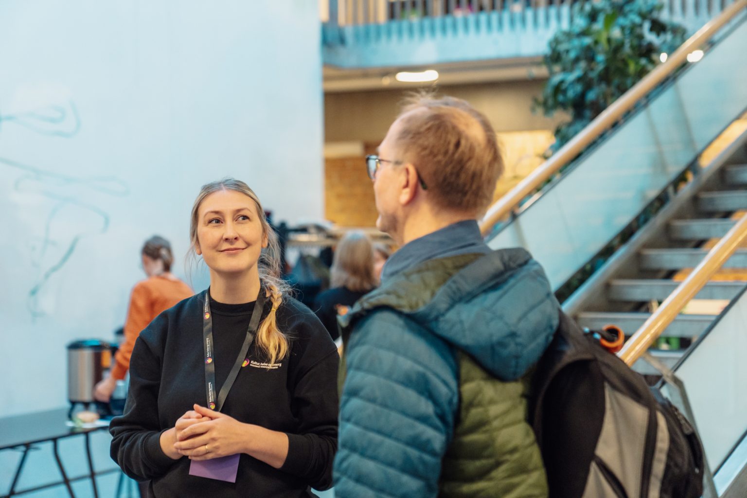 Charlotte Stav og Arve Almvik snakker sammen. Foto: Christian Trustrup, TA-Kreativ.