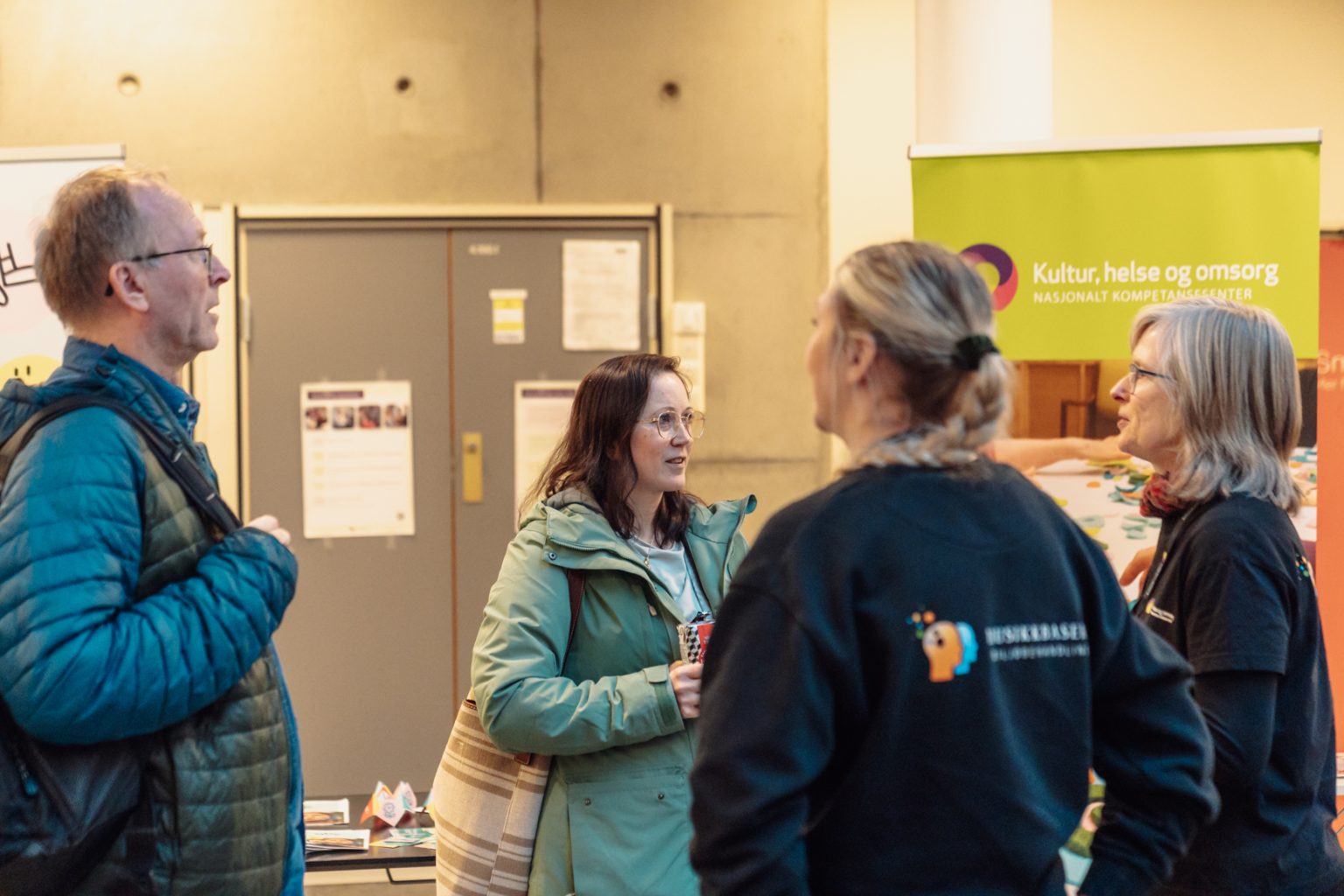 Helene Waage og Charlotte Stav ønsker Beate Moksnes og Arve Almvik velkommen til Nasjonalt kompetansesenter for kultur, helse og omsorg sitt 10-års jubileum. Foto: Christian Trustrup, TA-Kreativ.