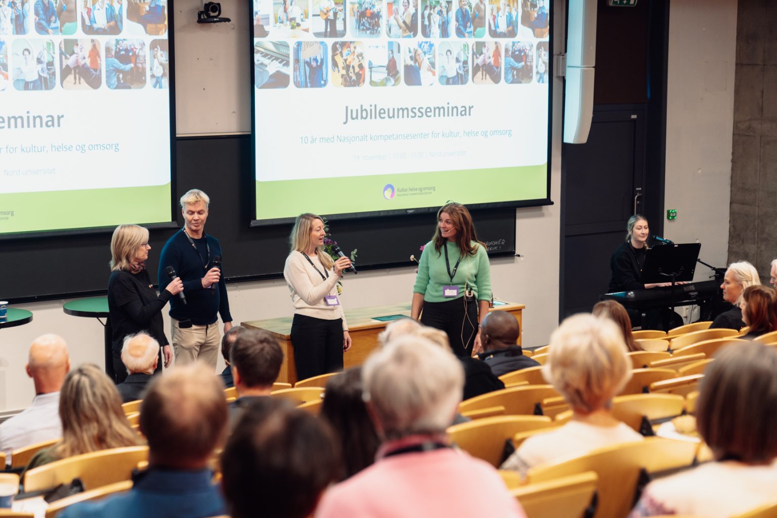 Helen Waage, Jarle Flemvåg, Beatrix van Doorn og Grete Daling synger sammen under Nasjonalt kompetansesenter for kultur, helse og omsorg sitt 10-års jubileum. Foto: Christian Trustrup, TA-Kreativ.