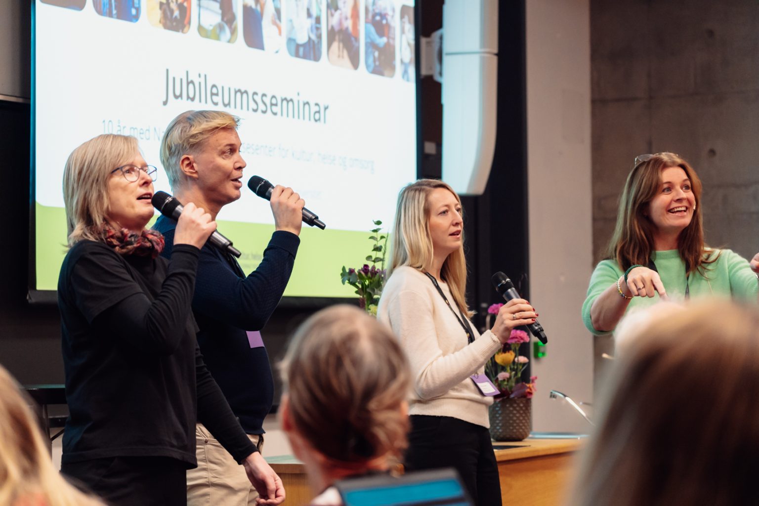 Helen Waage, Jarle Flemvåg, Beatrix van Doorn og Grete Daling synger sammen under Nasjonalt kompetansesenter for kultur, helse og omsorg sitt 10-års jubileum. Foto: Christian Trustrup, TA-Kreativ.