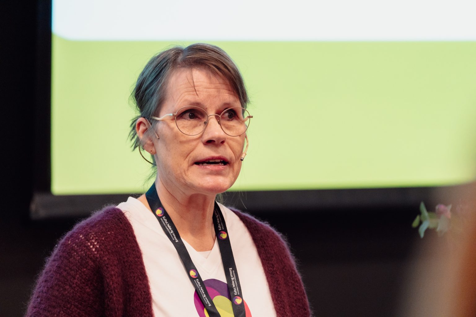 Styreleder Hilde Munkeby fra Nord universitet. Hun har mørkeblond hår som er satt opp i en hesteale. Hun har briller, hvit t-skjorte og en mørk cardigan. Foto: Christian Trustrup, TA-Kreativ.