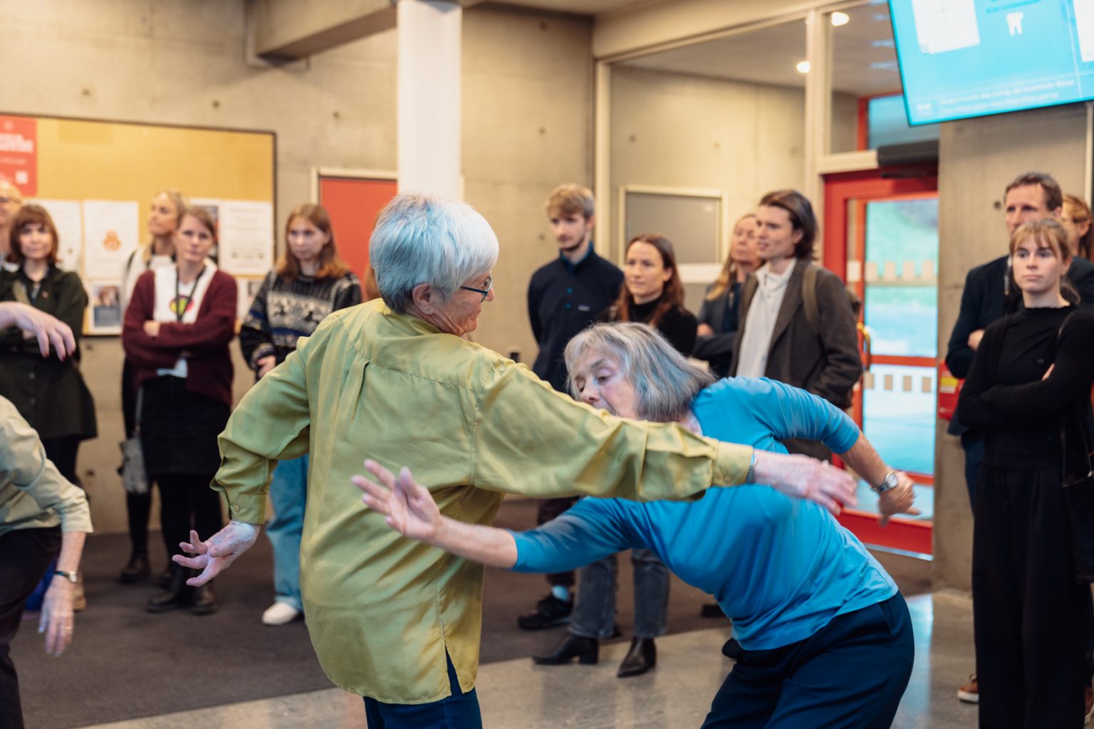 Creme Fraichè Dansekompani 60+ har danseoppvisning. Foto: Christian Trustrup, TA-Kreativ.