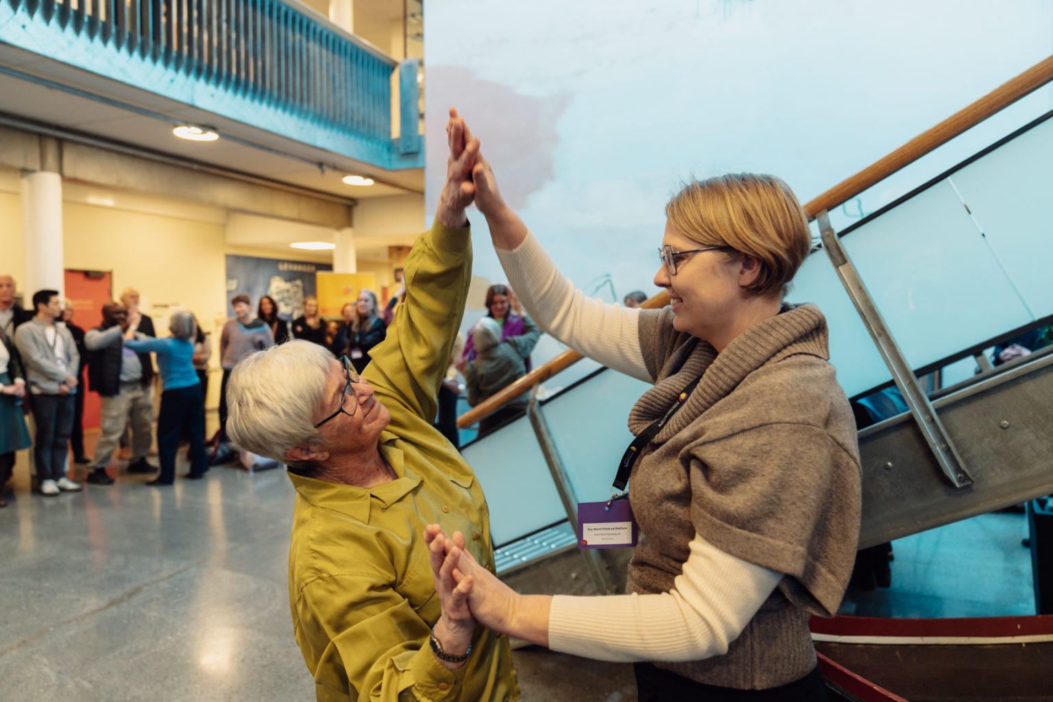 En av danserne i Danserne i Creme Fraichè Dansekompani 60+ danser med en av tilskuerne. Foto: Christian Trustrup, TA-Kreativ.