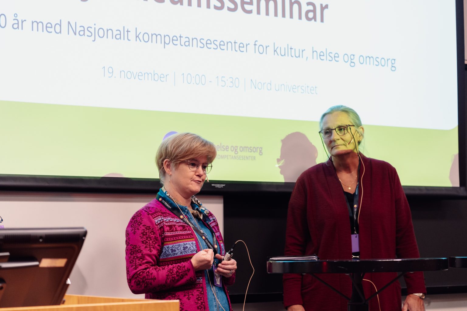 Nancy Haugan og Kristin Haugdahl Nøst står ved siden av hverandre foran i en forelesningssal. Christian Trustrup, TA-Kreativ.