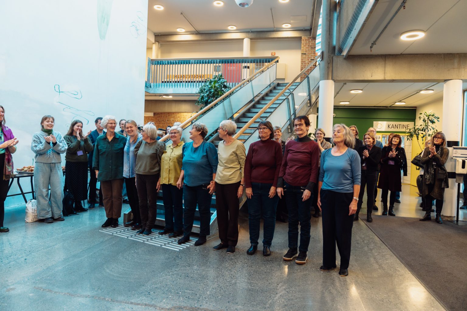 Danserne i Creme Fraichè Dansekompani 60+ står ved siden av hverandre og smiler. Foto: Christian Trustrup, TA-Kreativ.