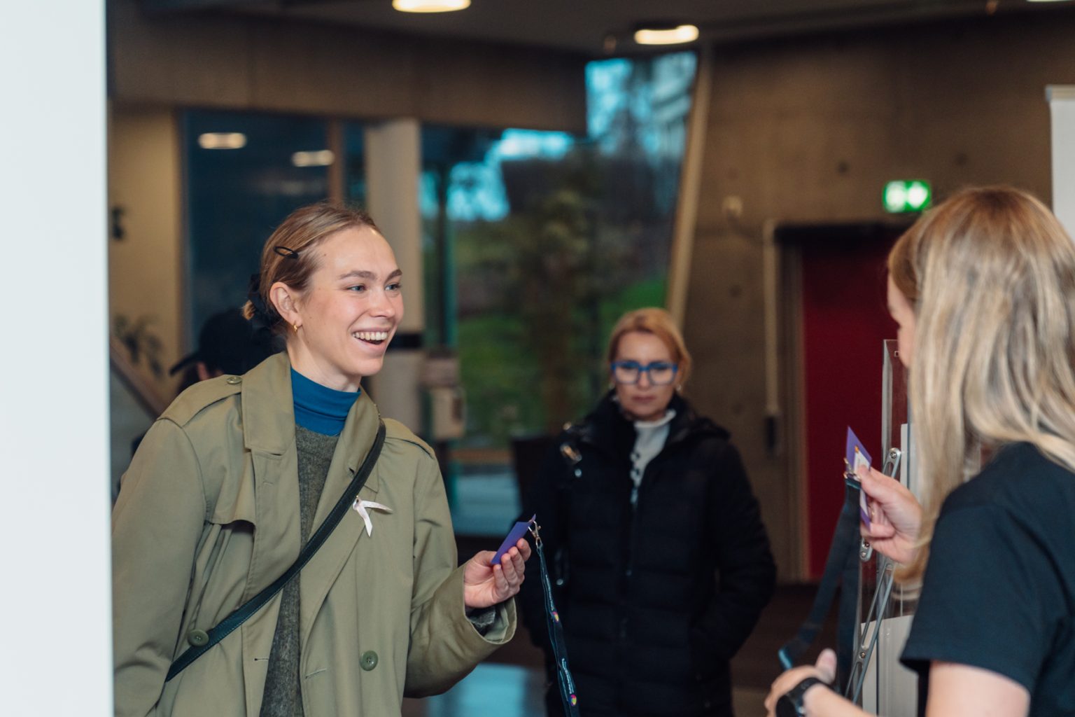 Alexandra Dahlen ønsker deltakerne velkommen til Nasjonalt kompetansesenter for kultur, helse og omsorg sitt 10-års jubileum. Hun deler ut navnelapper. Foto: Christian Trustrup, TA-Kreativ.