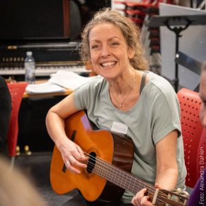 Marianne Higgs spiller gitar. Foto.