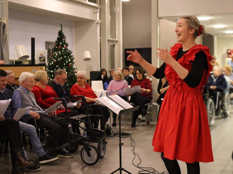 Dirigent Charlotte Stav står foran Buen helsekor.