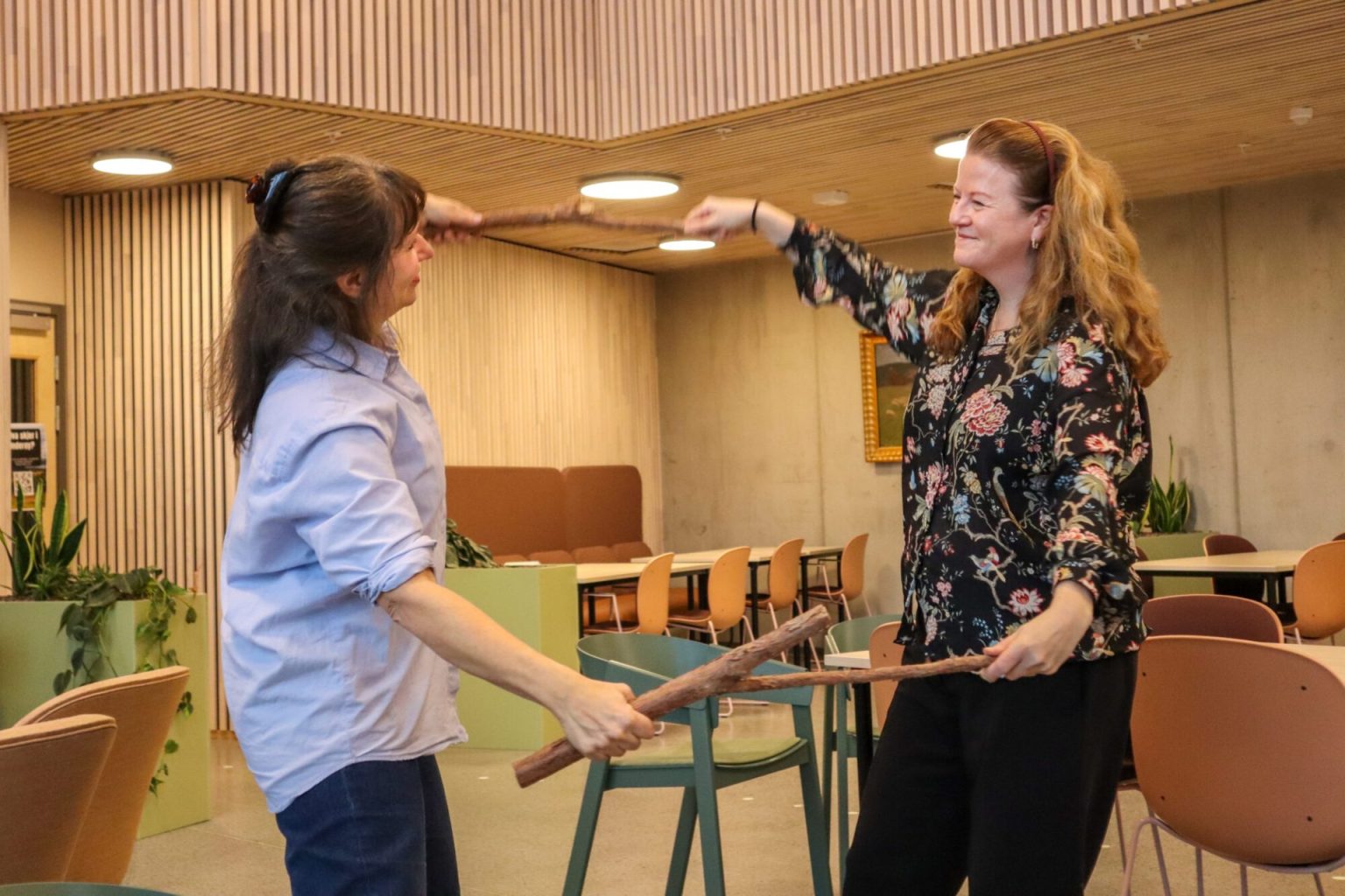 Anna Nordanstedt danser sammen med en kvinne. De holder pinner i hendene. Foto.