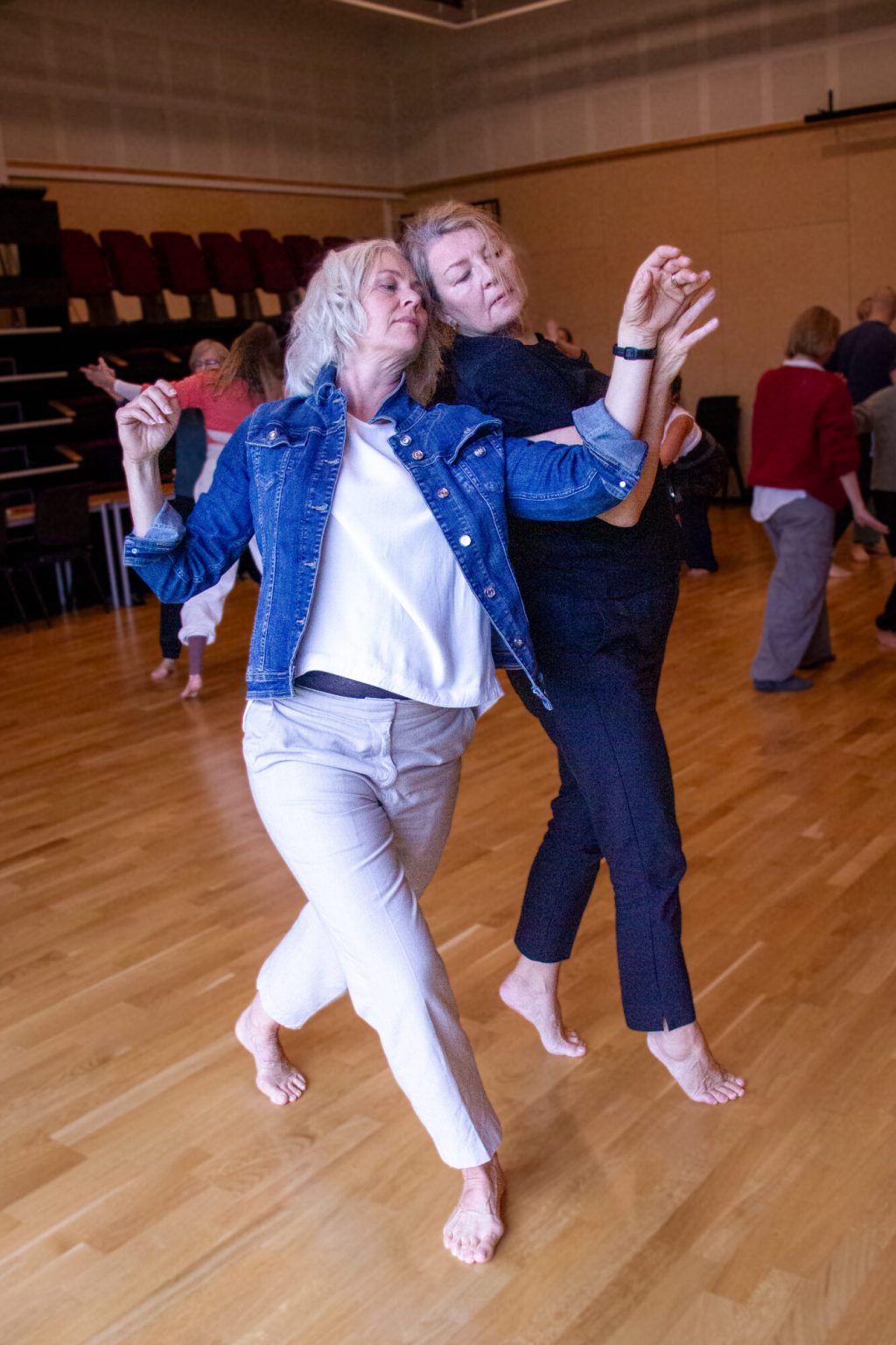 Kari Anne Vadstensvik Bjerkestrand og Siri Wigdel danser sammen. Foto.