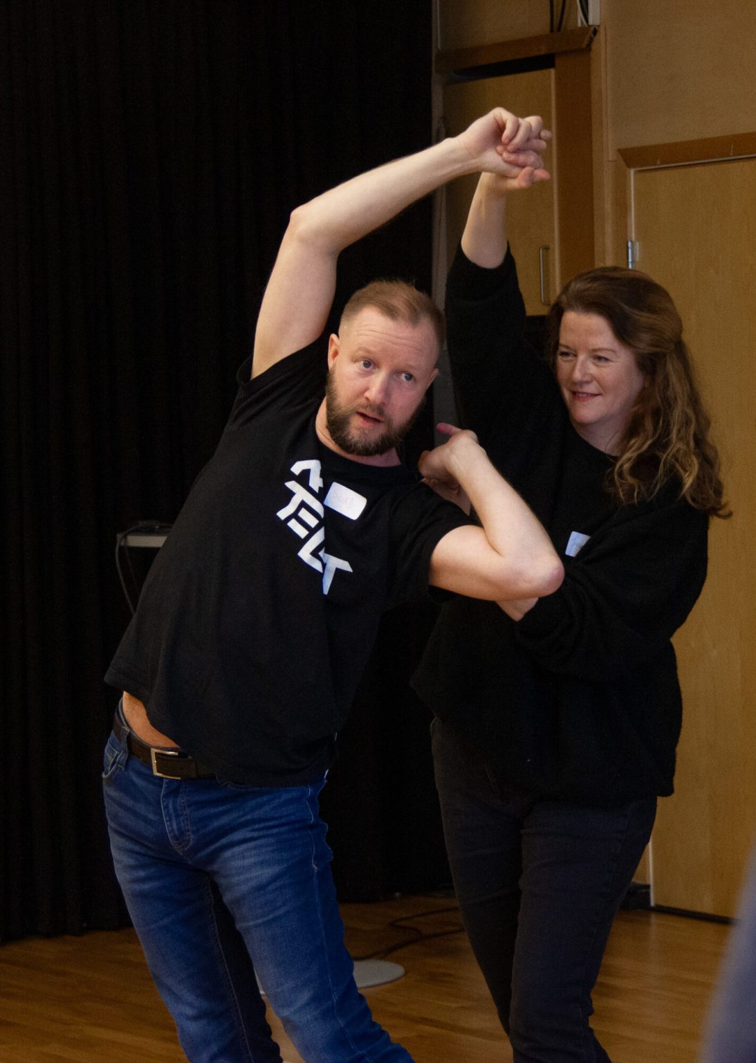 Sigurd Johan Heide viser frem ulike danseøvelser sammen med en kvinne. Foto.