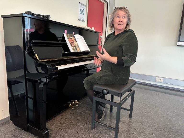 Kerstin Bergenwall sitter foran et piano. Foto.