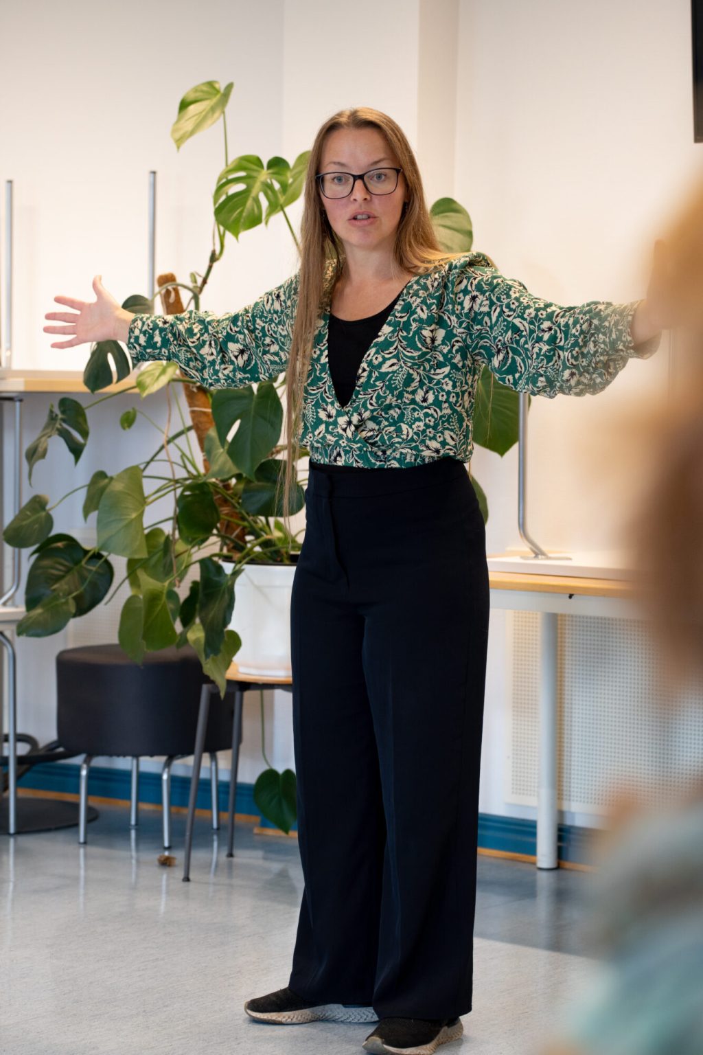 Kari Anne Næss underviser studentene ved videreutdanningen "Kunst og kultur i helse og omsorg". Foto.