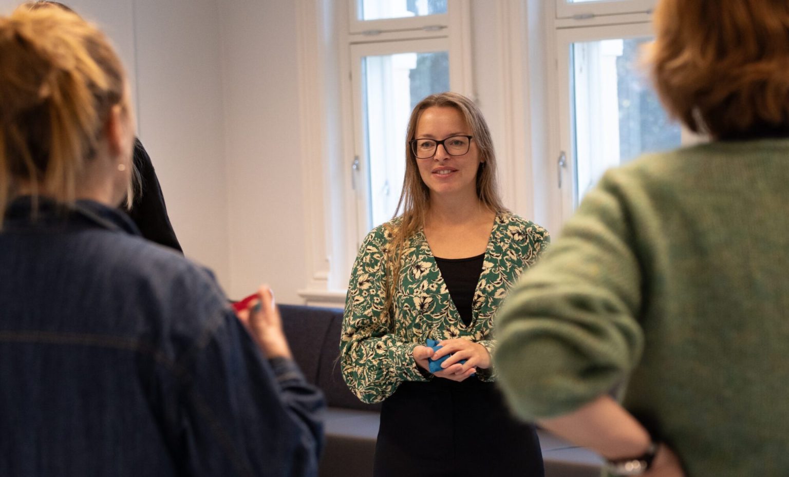 Kari Anne Næss står sammen med studenter. Foto.