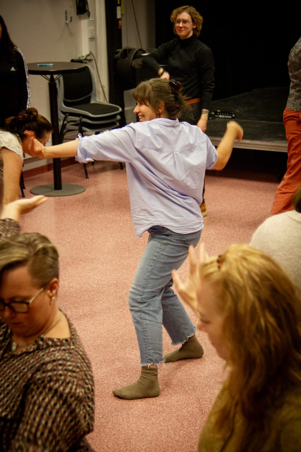 Anna Nordanstedt danser i sokkelesten på gulvet. Foto.