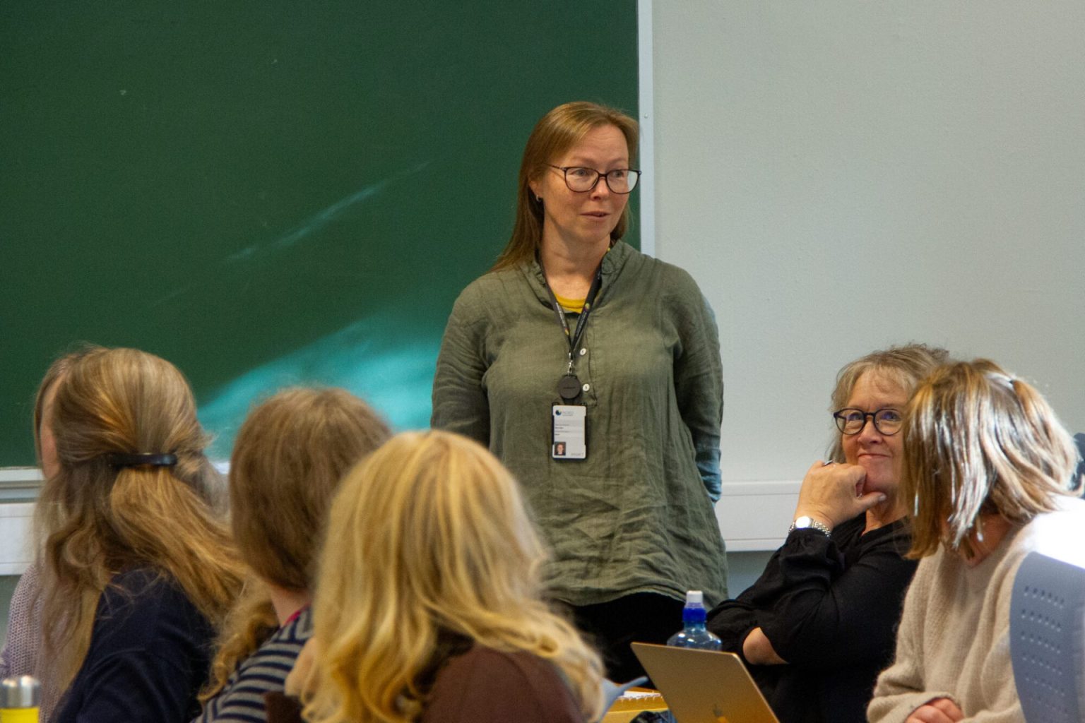 Marit Stranden står foran flere studenter og snakker. Foto.