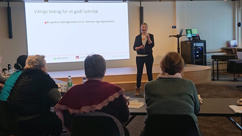 Charlotte Stav underviser i lydmiljø under samlingsbasert kurs i musikkbasert miljøbehandling i Lillehammer.