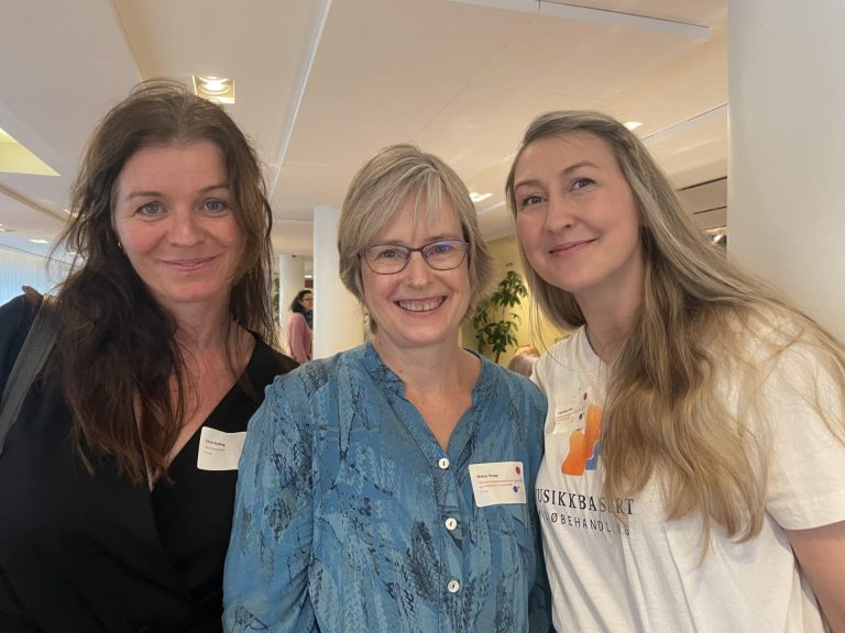 Grete Daling, Helene Waage og Charlotte Stav står ved siden av hverandre og smiler til kamera. Foto.